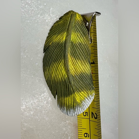 Adorable feather pin, signed 1987 wood and painted - Picture 2 of 3